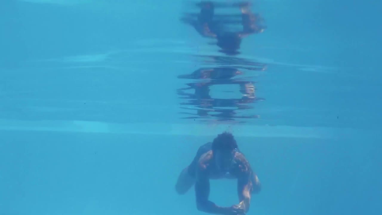 수영장에서 물  ⁇ 에서 수영하는 예쁜 남자