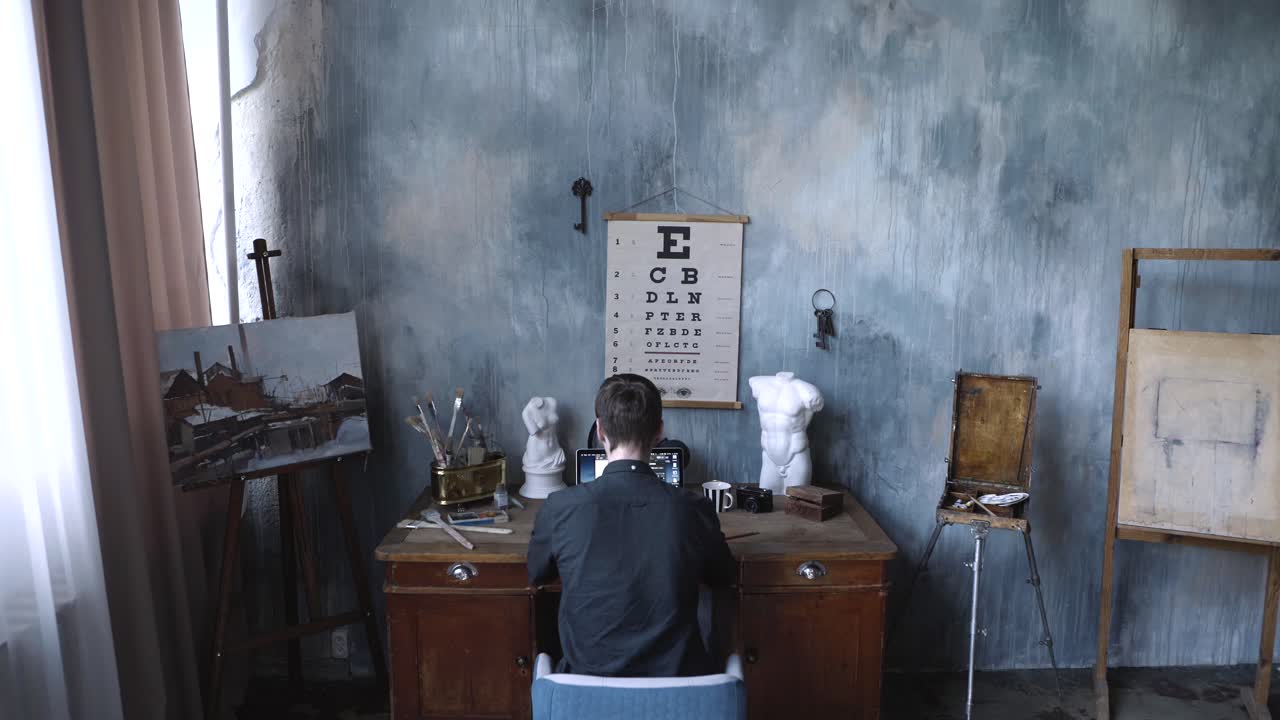 artista trabajando en un acogedor estudio de arte