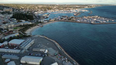 área portuaria de fremantle en la ciudad de perth con puerto deportivo y yates a la hora del atardecer, australia occidental