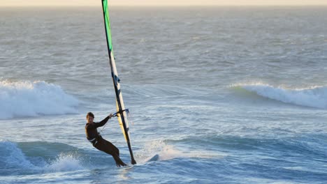 Männlicher-Surfer-Beim-Windsurfen-Am-Strand-4k