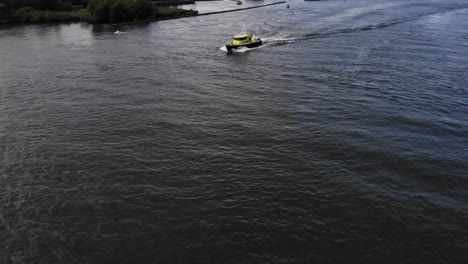 Aplicación-De-La-Ley-Holandesa-Navegando-En-Un-Río-Holandés