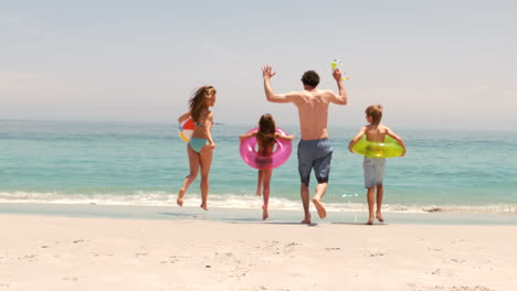 familia corriendo en el agua