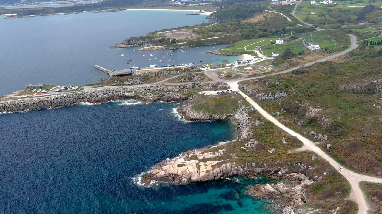 저녁 시간에 morás, xove, lugo, galicia, spain 지역에서 종이 절벽으로 알려진 절벽의 공중 후방 이동 샷