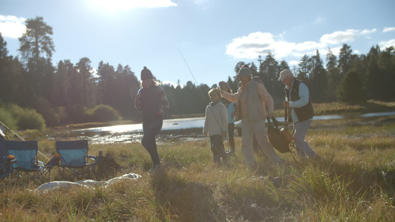 семья из нескольких поколений прибывает в палатку в сельской местности