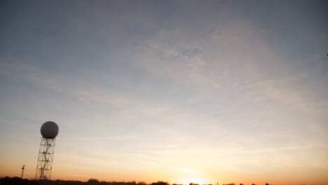 Sonnenaufgang-Trifft-Auf-Ziehende-Wolken-Hinter-Dem-Wetterradar