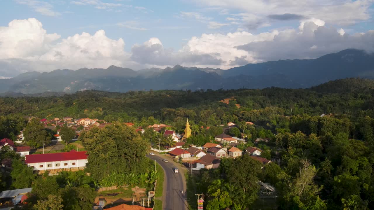 Vista aerea panoramica di case di villaggi di campagna a Luang Prabang durante l'ora d'oro.