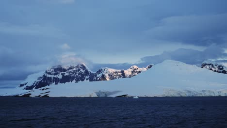 Dramatische-Winterberge-Bei-Sonnenuntergang-In-Der-Antarktis-Mit-Schneebedeckter-Landschaft,-Großen-Bergen-Bei-Kaltem-Wetter,-Küstenlandschaft-Der-Antarktis-Halbinsel-An-Der-Wunderschönen-Küste