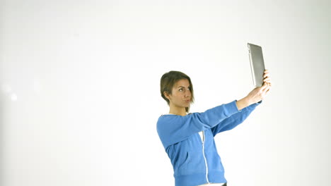 Chica-Guapa-Tomando-Selfie-Con-Tablet-Pc