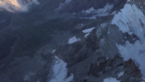 Vista-Aérea-Temprano-En-La-Mañana-Del-Acercamiento-De-La-Cresta-Del-León-Al-Pico-Del-Cervino-En-Los-Alpes