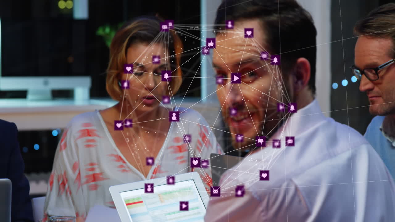 animación de la red de conexiones con iconos sobre diversos empresarios en la oficina