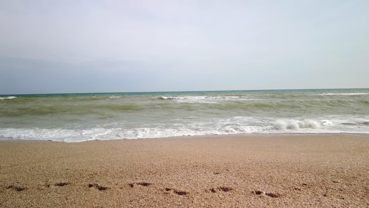 파도가 모래 해변을 만지고, 흑해 연안의 이 독특한 구석에서 자연의 위대함과 아름다움을 구현합니다.