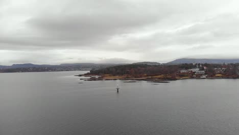 playa de bygdøy en oslo en un día nublado, dolly aérea hacia adelante