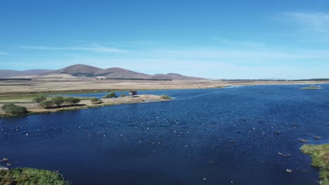 descubra el lago volcánico bughdasheni en la región de samtskhe-javakheti, georgia