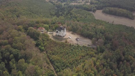 Drohnenschuss,-Parallaxenbewegung-Um-Die-Katholische-Kirche-Während-Der-Hochzeitszeremonie-Auf-Dem-Hügel