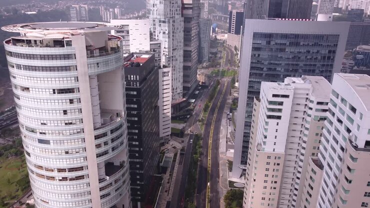 Vista aérea de edifícios corporativos na Avenida Santa Fé, ao lado do Parque La Mexicana, na Cidade do México.