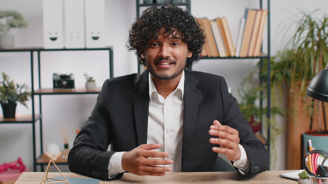 Uomo d'affari che lavora al portatile in ufficio parla di comunicazione online video con il capo del dipendente