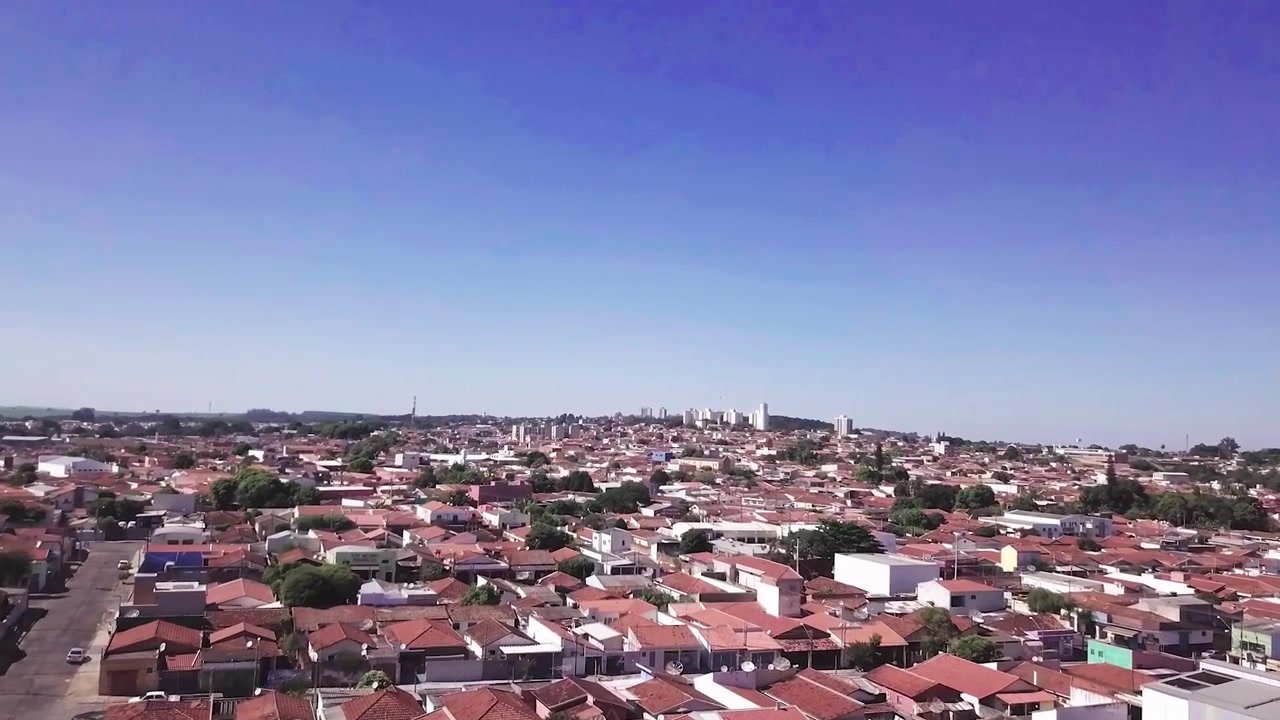Vista aérea de São Carlos, Brasil, em um dia ensolarado - MovingForward