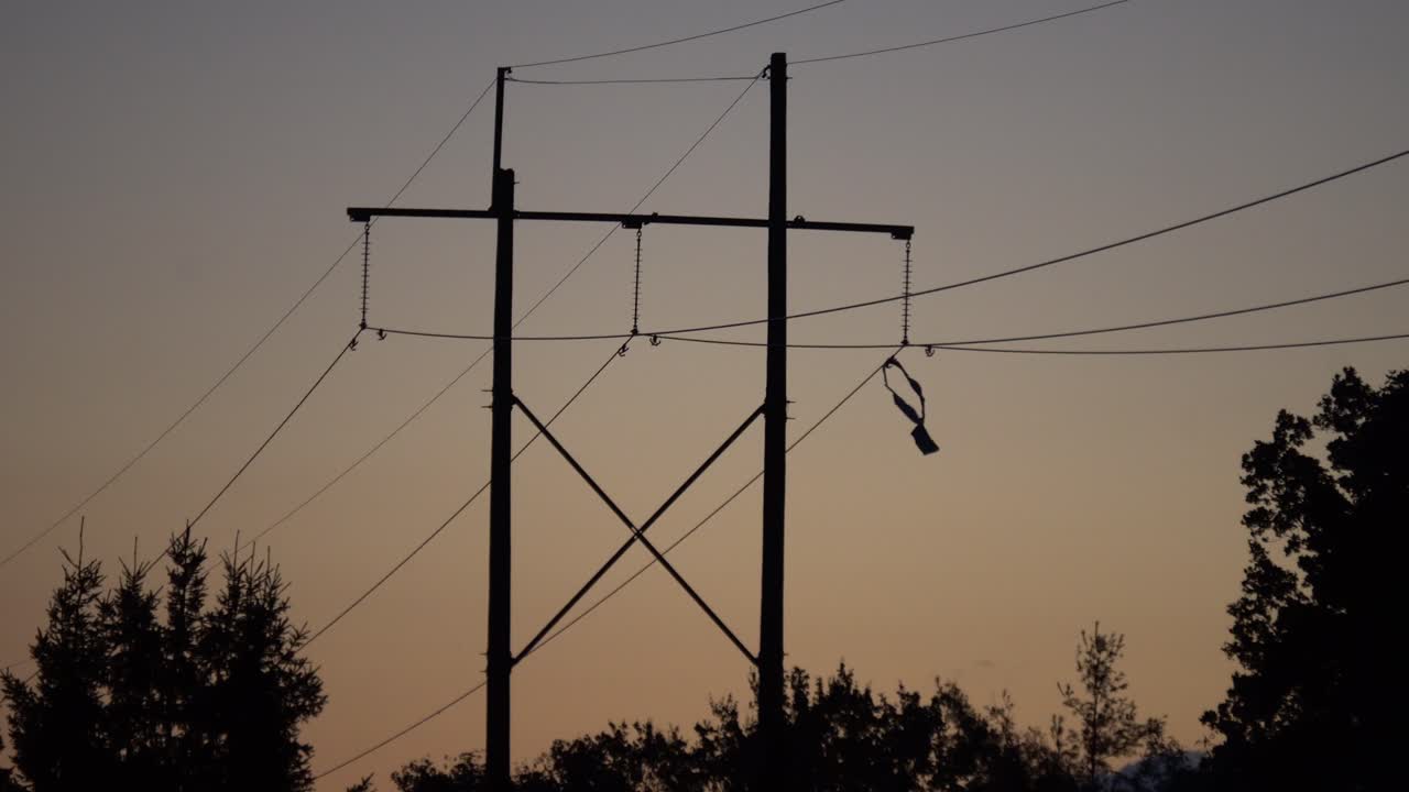 거대한 폭풍이 온타리오주 오타와를 휩쓴 후 따뜻한 여름 일몰이 오기 전에 수력선에 잔해가 걸려 있다