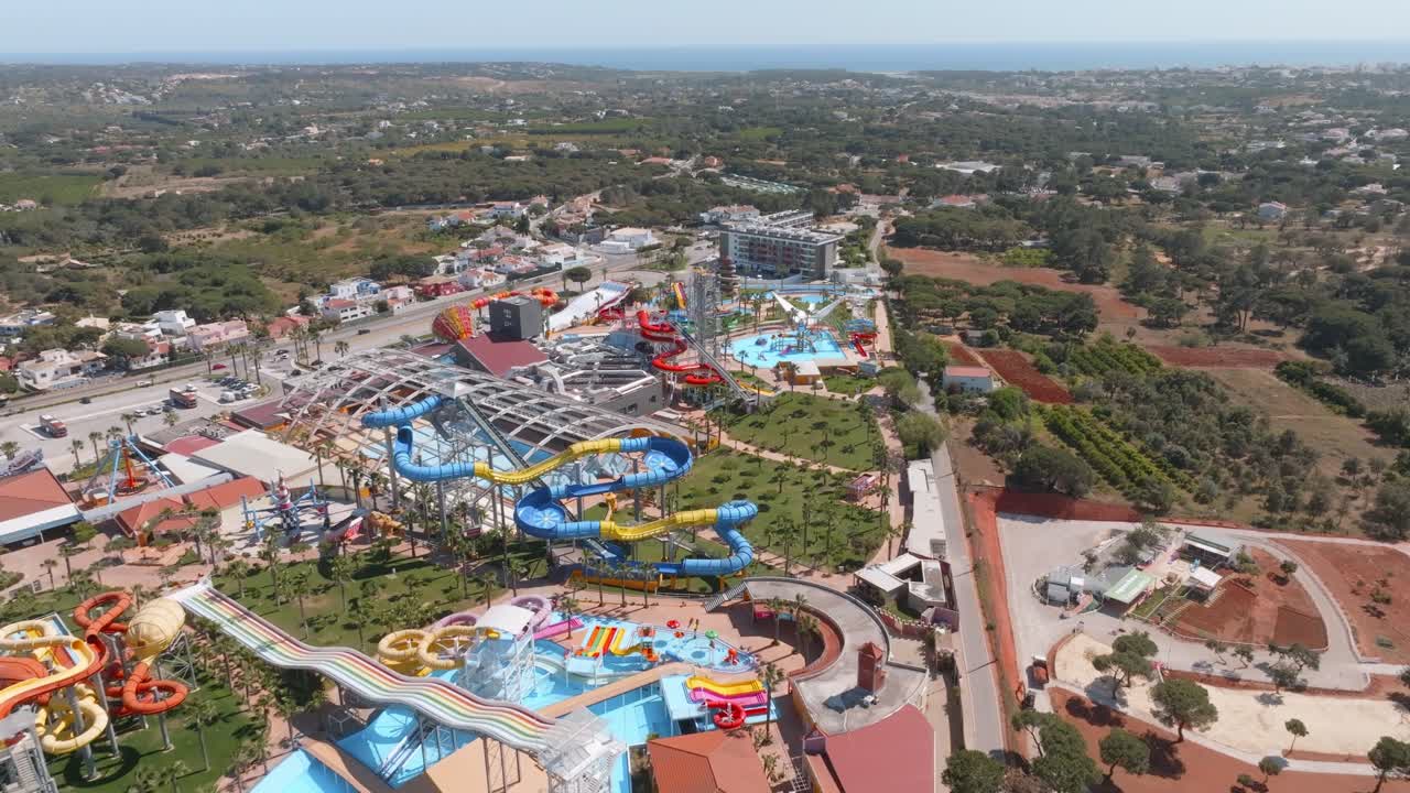 drone dolly sobre el parque acuático sin personas en el algarve, portugal