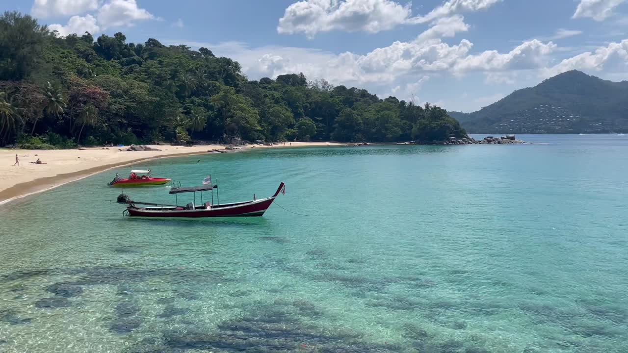 playa aislada de la libertad en la isla de phuket