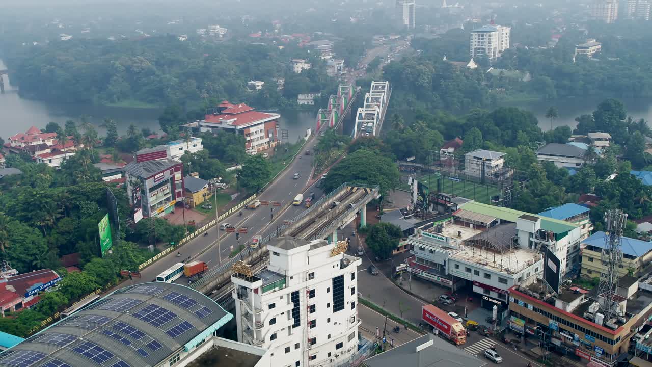 vista aérea de la ciudad de aluva, ernakulam, la línea de inicio del metro de kochi y el puente marthanda varma