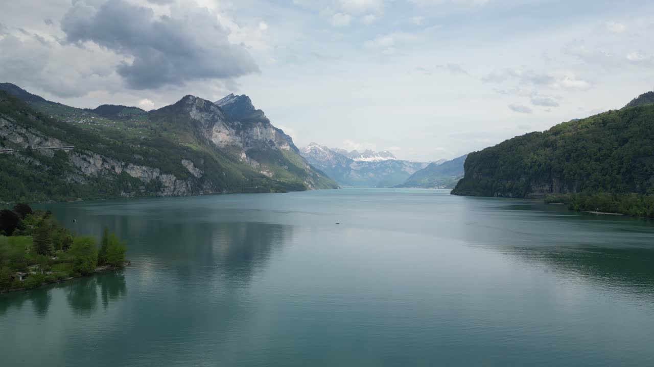 vista desde un avión no tripulado del lago walensee cerca de weissen, suiza