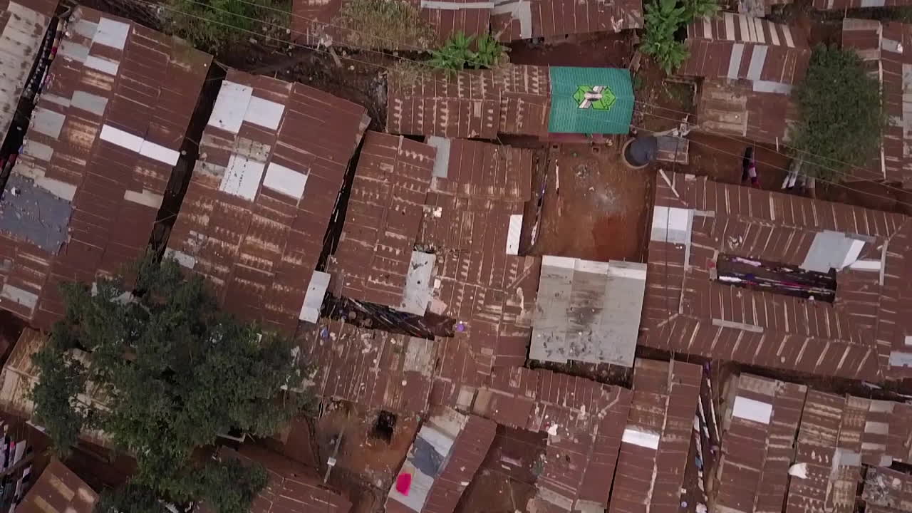 toma aérea mirando directamente hacia abajo sobre vastos barrios marginales superpoblados en kibera nairobi kenia áfrica 1