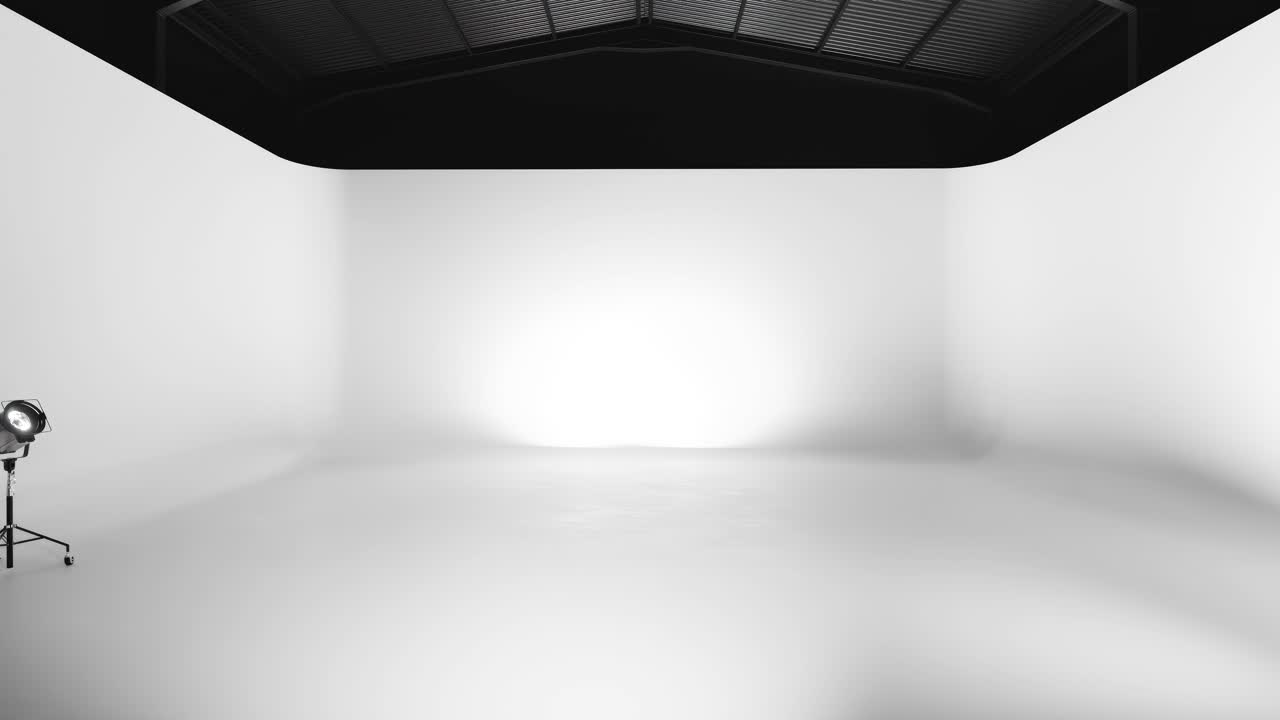 Studio ciclorama bianco vuoto con luci in fase di rimozione