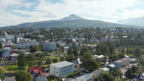 Vista-Superior-De-Pájaros-De-La-Colorida-Azotea-Y-El-Panorama-Urbano-De-Reykjavik,-Capital-De-Islandia.-Vista-De-Drones-Del-Increíble-Paisaje-Del-Centro-De-Reykjavik-Con-Montañas-En-Segundo-Plano
