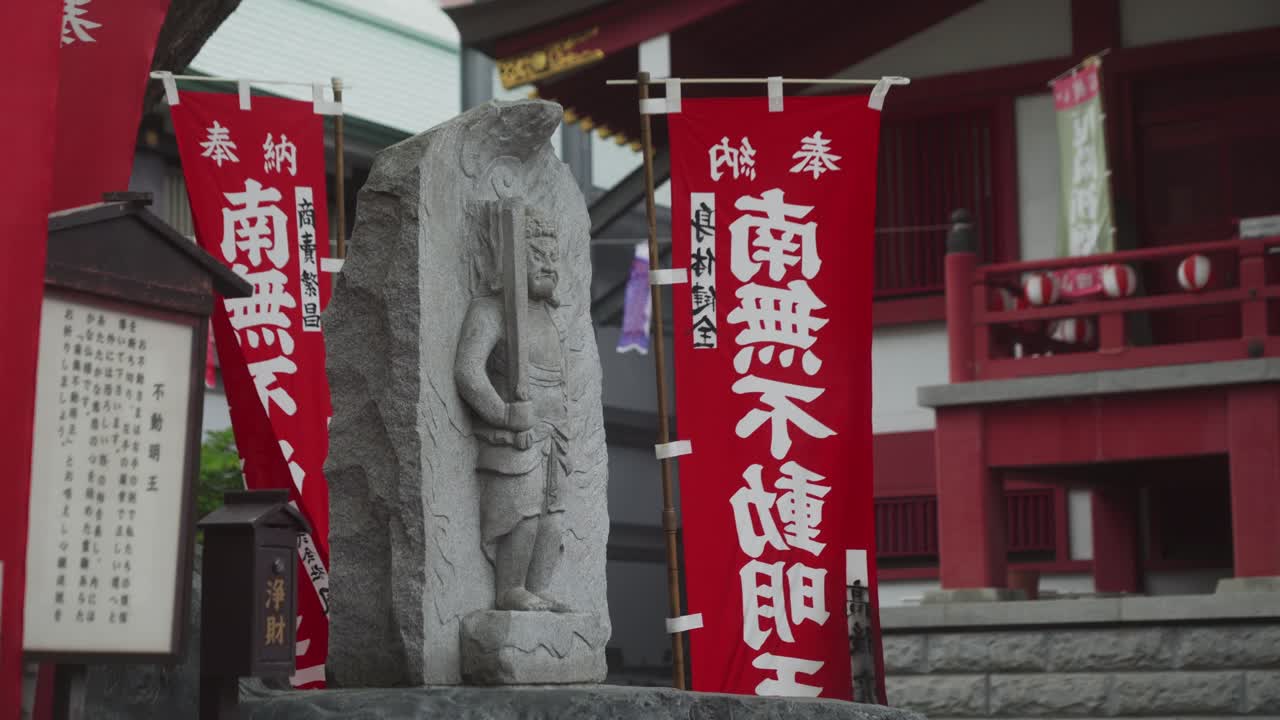 fudo myoo, estatua de piedra de buda acala fuera del templo budista shineiji daishido en sapporo, japón