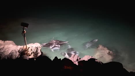 las rayas manta se alimentan en la costa de la isla grande de hawai por la noche