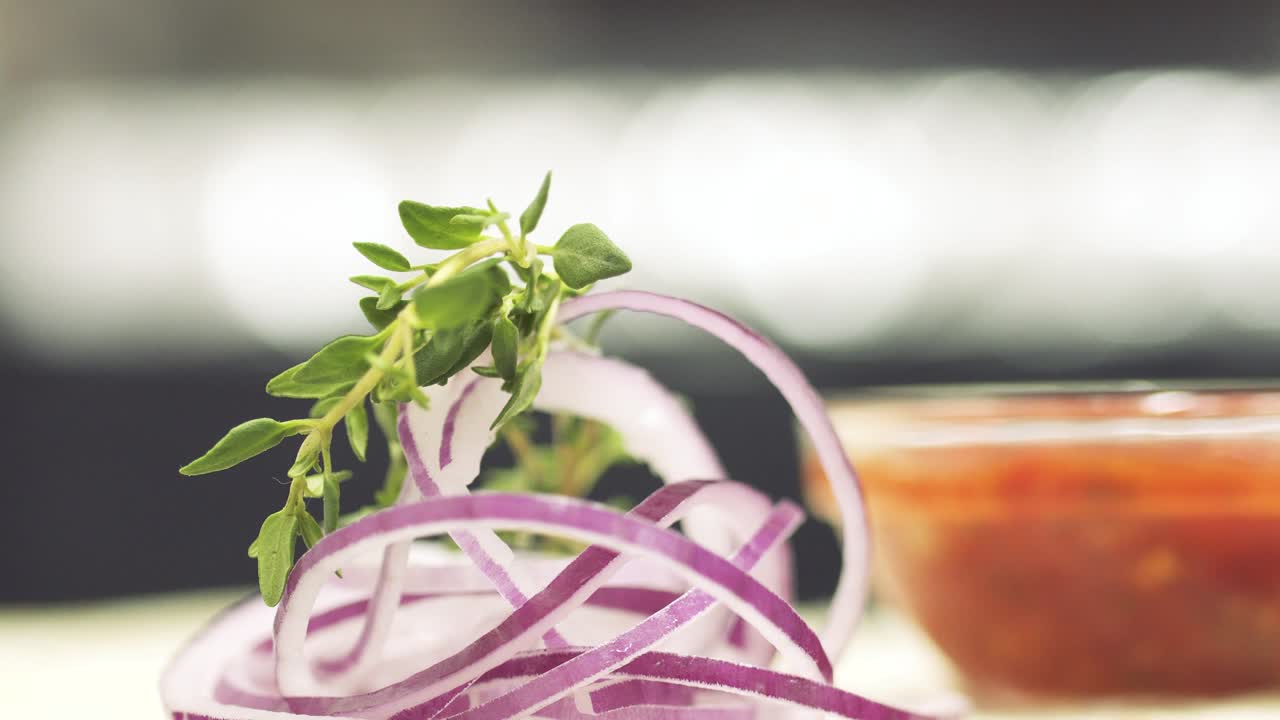 на белой поверхности лежат разрезанные луковые кольца