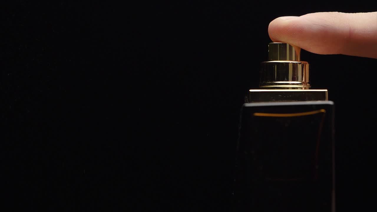 aplicación de perfume