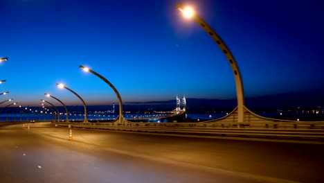 nueva autopista elegante del oeste diámetro de velocidad en san petersburgo por la noche