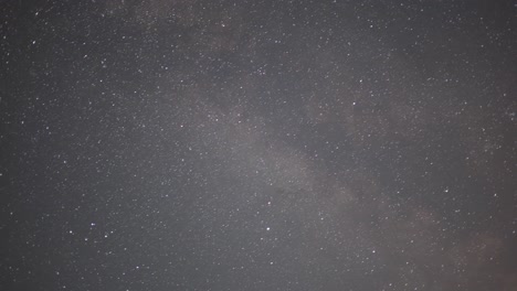 Sternenschauer-Am-Rumänischen-Sommerhimmel:-Zeitraffer-Der-Milchstraße-Und-Meteoriten