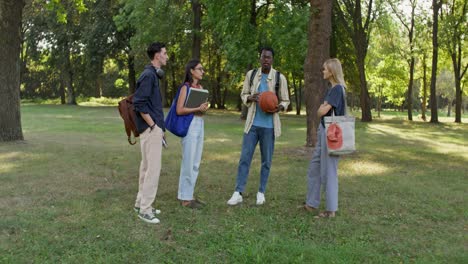 grupo de estudiantes hablando en un parque