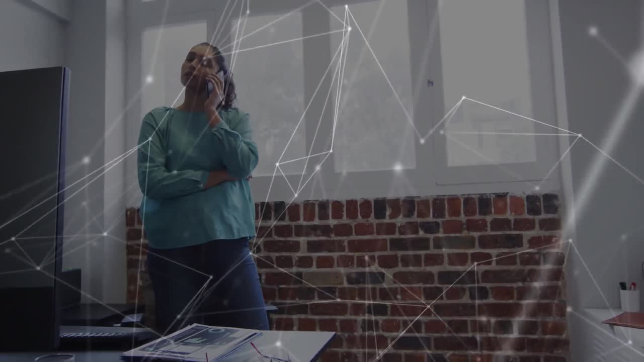 animación de la red de conexiones sobre la mujer en el cargo