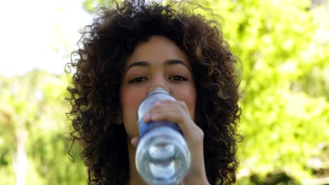 Glückliche,-Fitte-Brünette,-Die-Einen-Schluck-Wasser-Trinkt