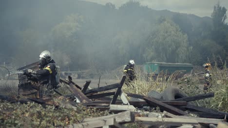 Feuerwehrleute-Im-Einsatz-Auf-Einer-Farm-In-Flammen-In-Chile