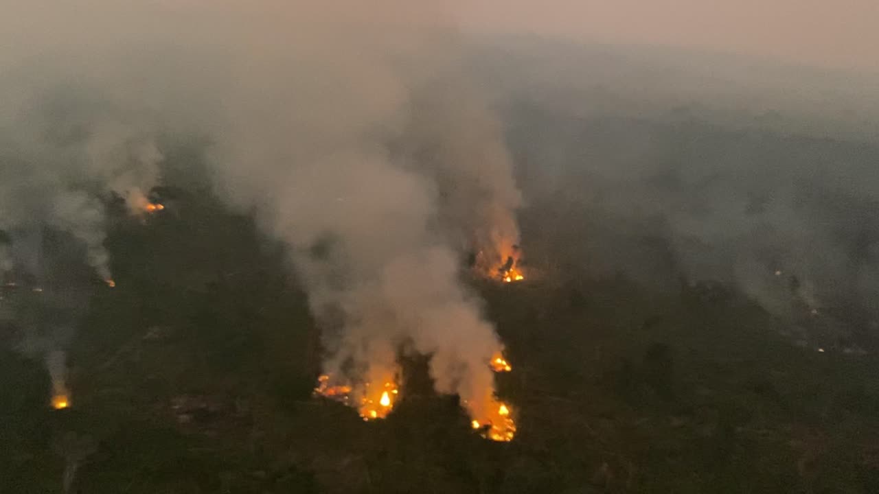 Sorvolando la foresta pluviale amazzonica in elicottero mentre gli incendi distruggono l'habitat tropicale