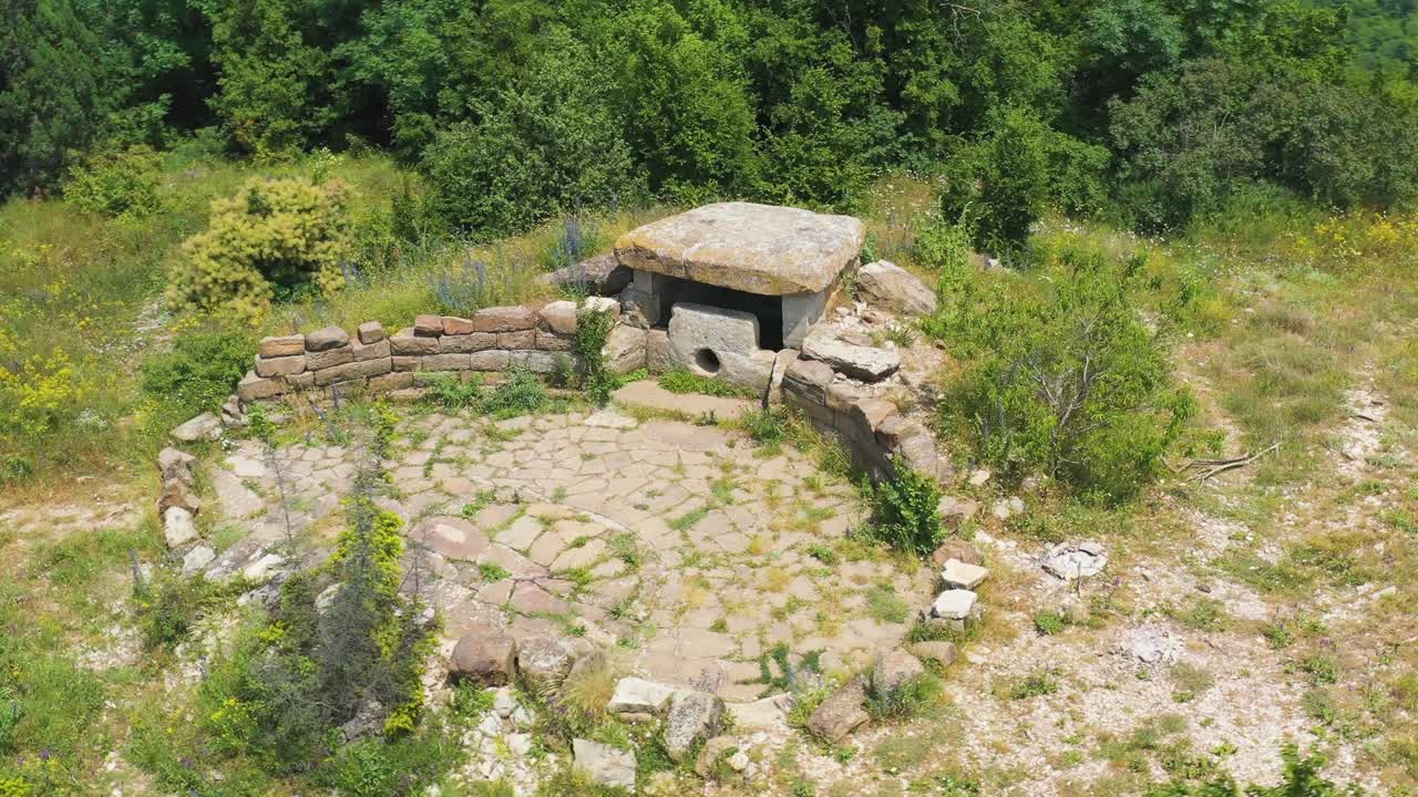 полет вокруг дольмена на вершине горы. высокоугольный взгляд с воздуха