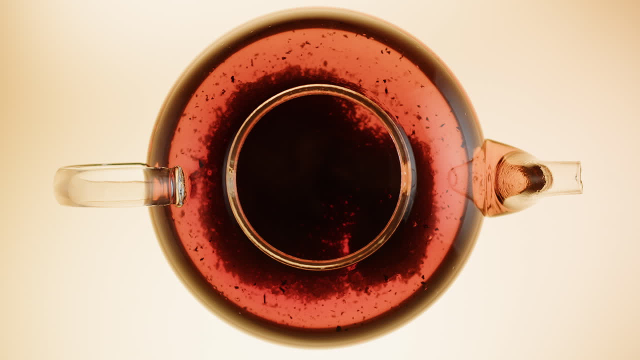 차 로 가득 찬 유리 차