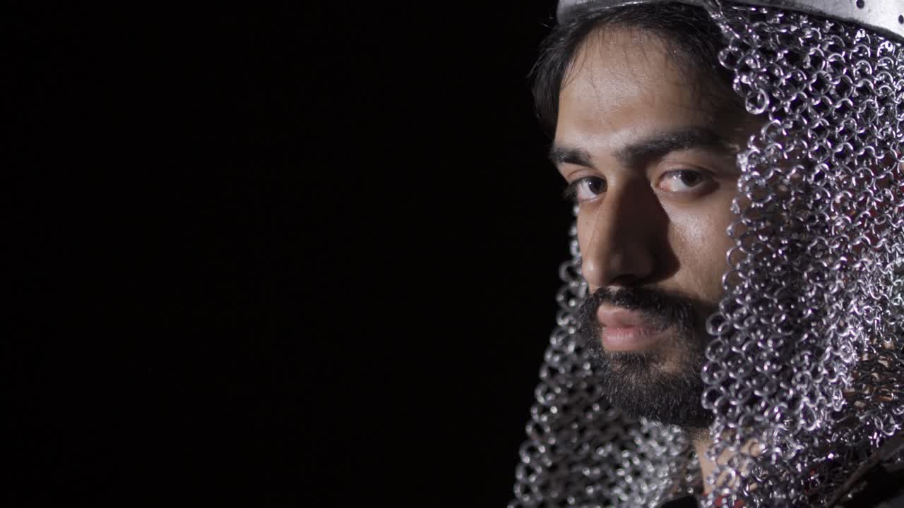 갑옷을 입은 비잔티움 전사. 검은 바탕.