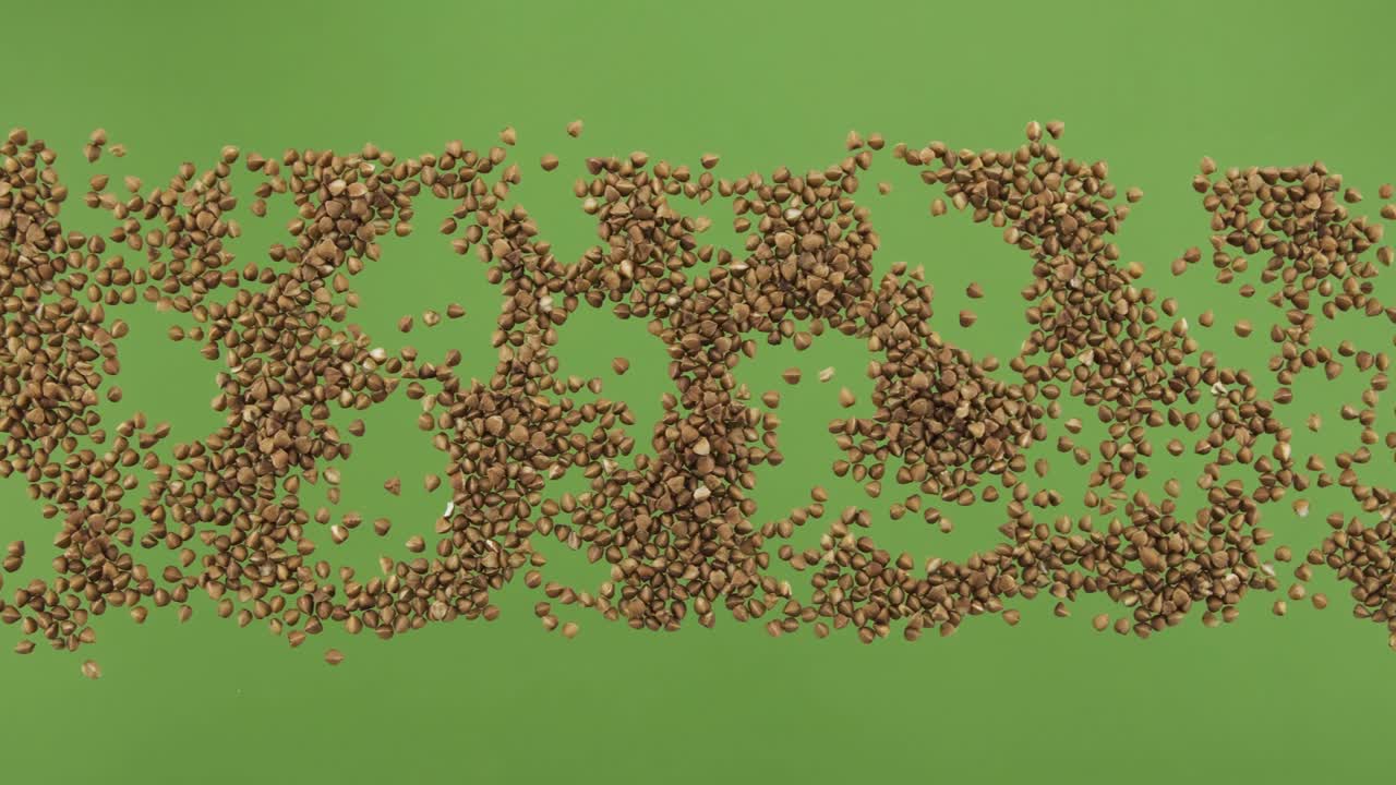 녹색 스크린에서 분리 된 버크위트 곡물 줄무. 상단 뷰