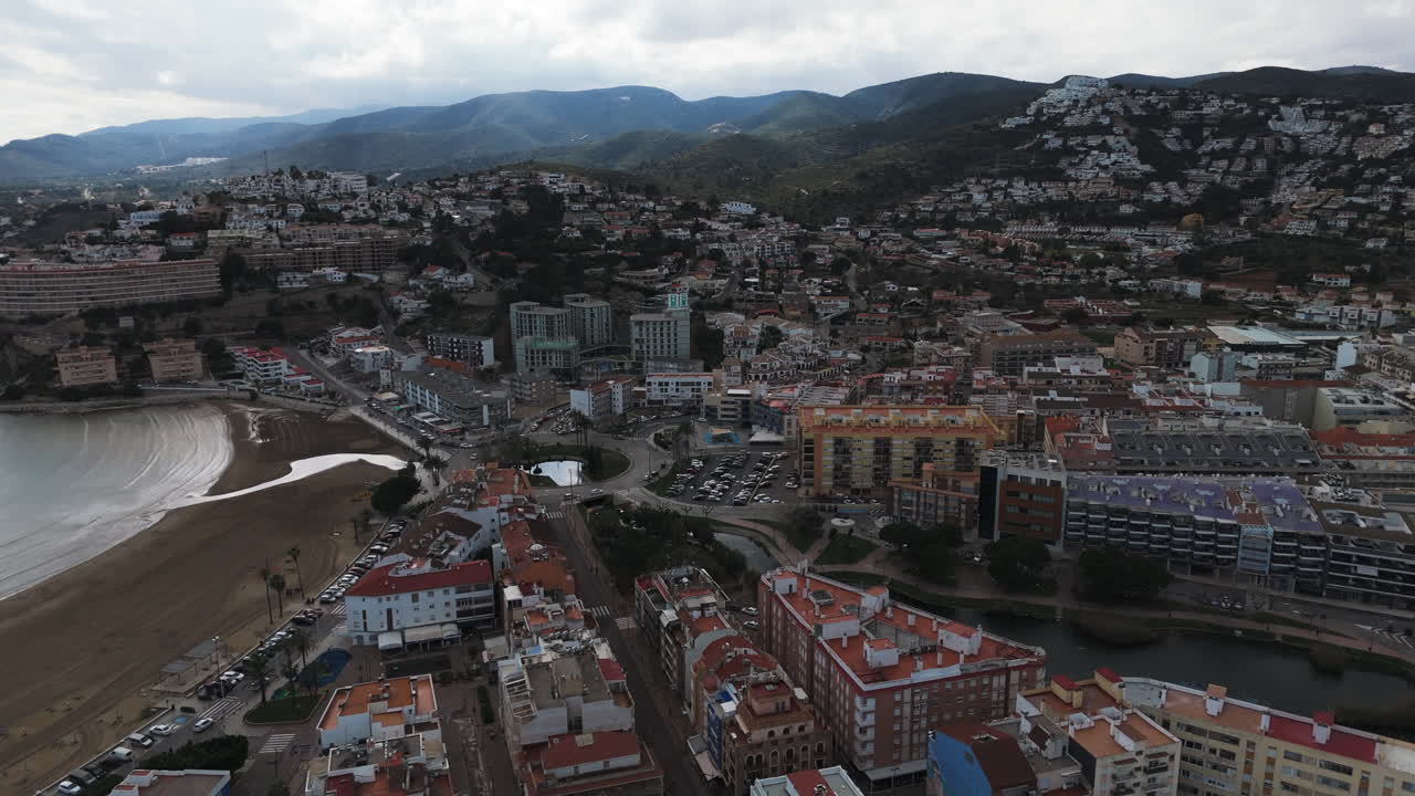 Orbita aerea sui tetti del centro storico di Peñíscola che mostra strade strette e la costa.