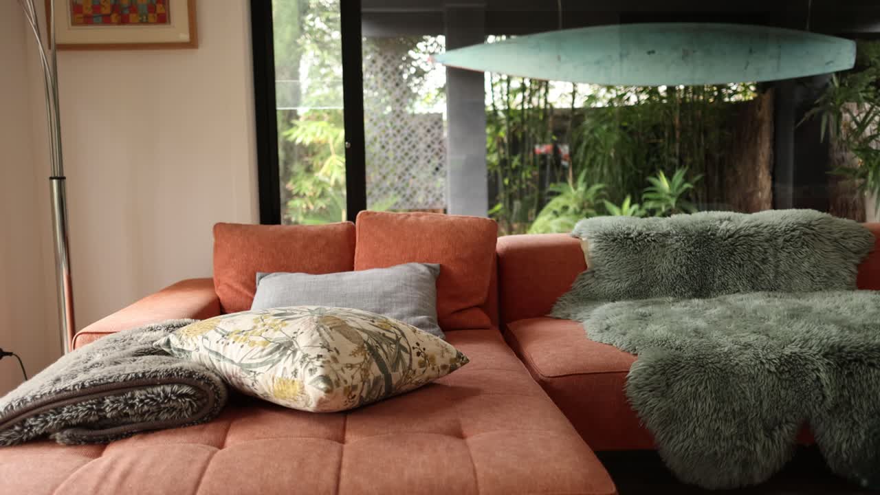 sala de estar moderna con elementos de diseño costero