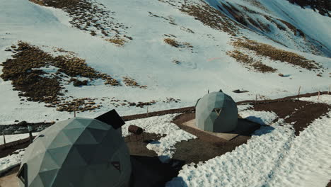 los castaños glamping, an oasis near paso pehuenche, seamlessly blends luxury and nature, offering a unique escape in the stunning landscapes of malargüe, mendoza, argentina