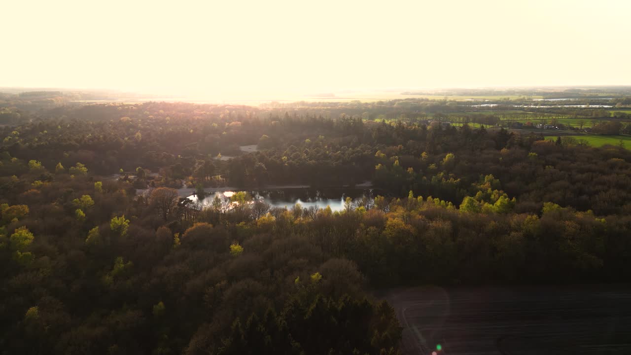 해가 뜨고 해가 지는 순간 에 호수 와 숲 을 공중 에서 볼 수 있다