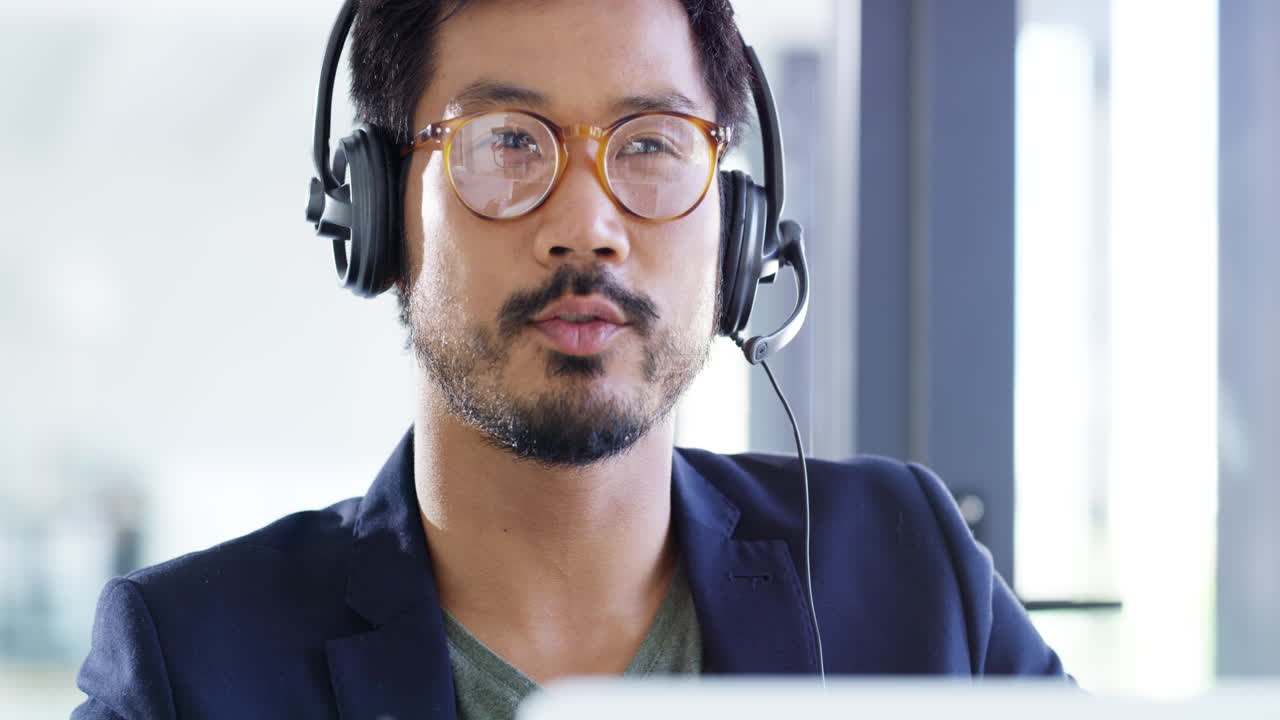 un bel giovane uomo d'affari che usa un auricolare