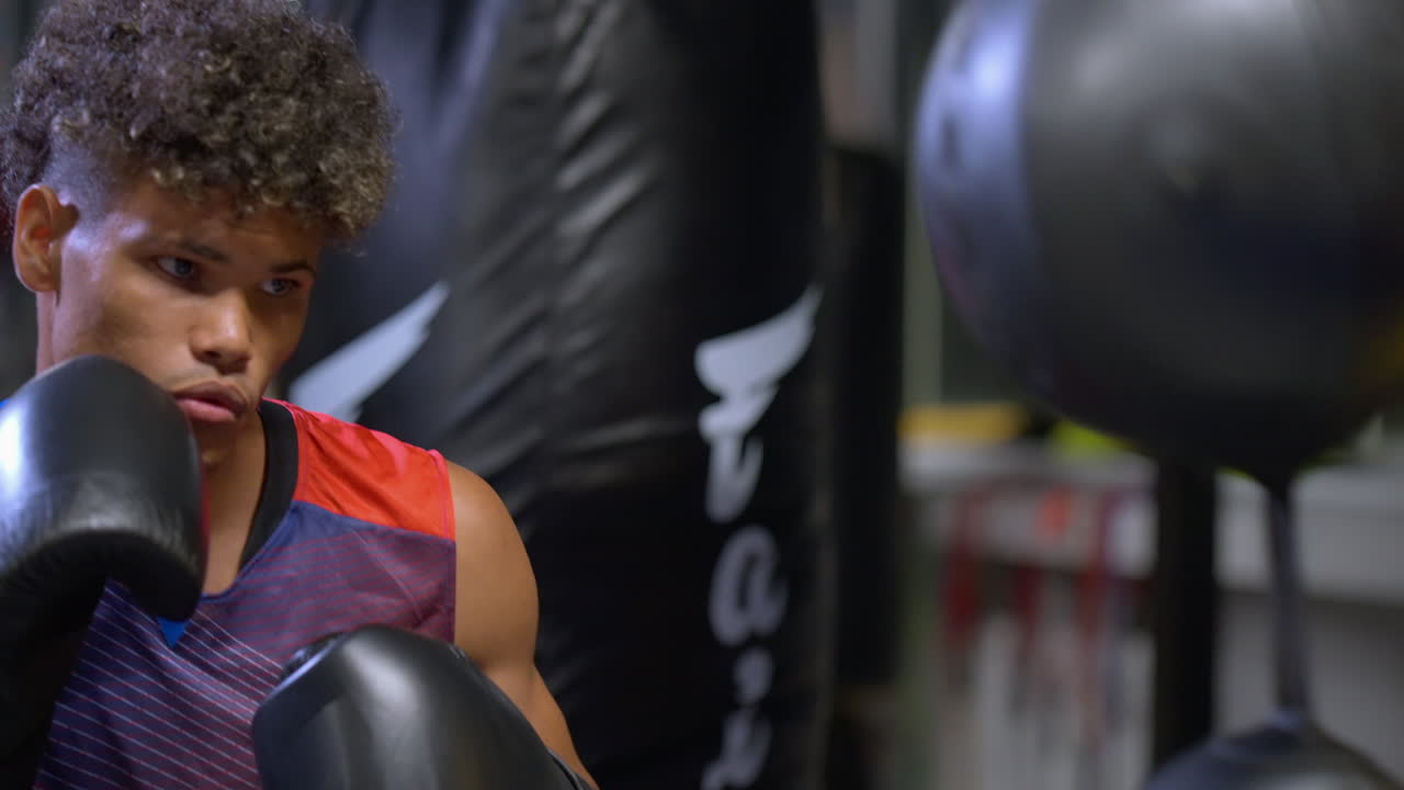 권투 를 연습 하는 젊은 남자